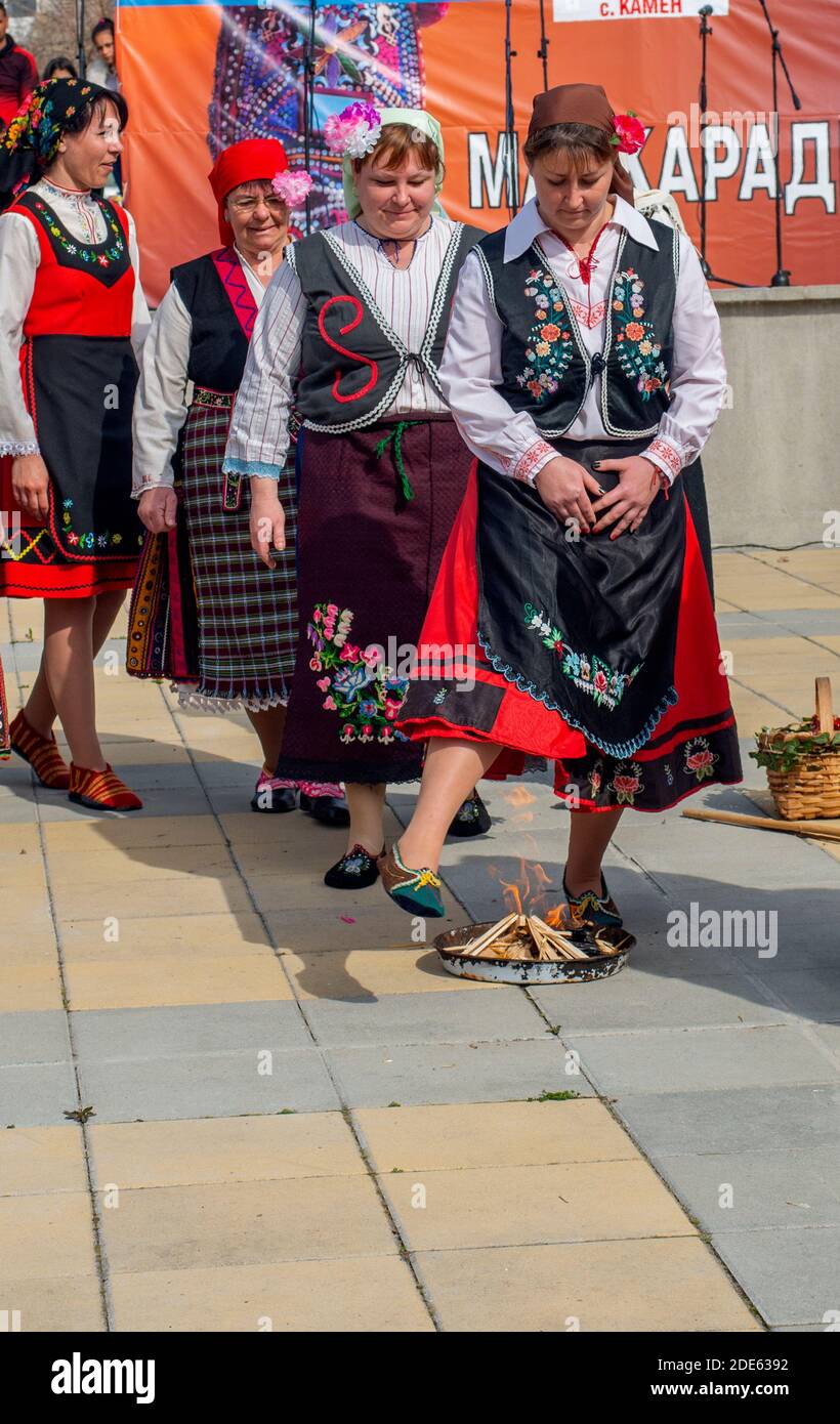 Glushnik Dorf, Sliven Region, Bulgarien - 9. März 2019: Springen über Feuer, traditionelle alte bulgarische Ritual Stockfoto