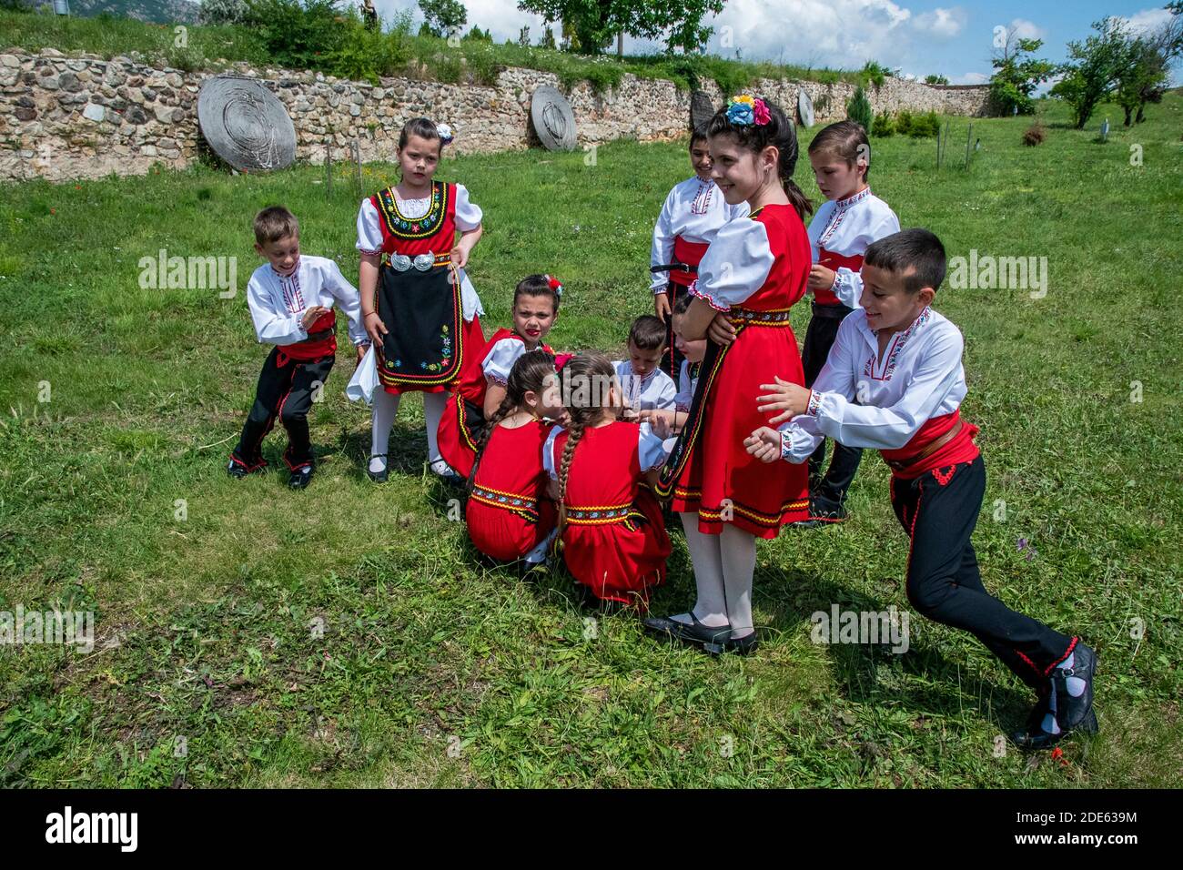 Sliven, Bulgarien - 1. Juni 2019: 23. Internationales Folklore-Tanzfestival für Kinder Freundschaft ohne Grenzen - mit traditionellen Spielen Stockfoto