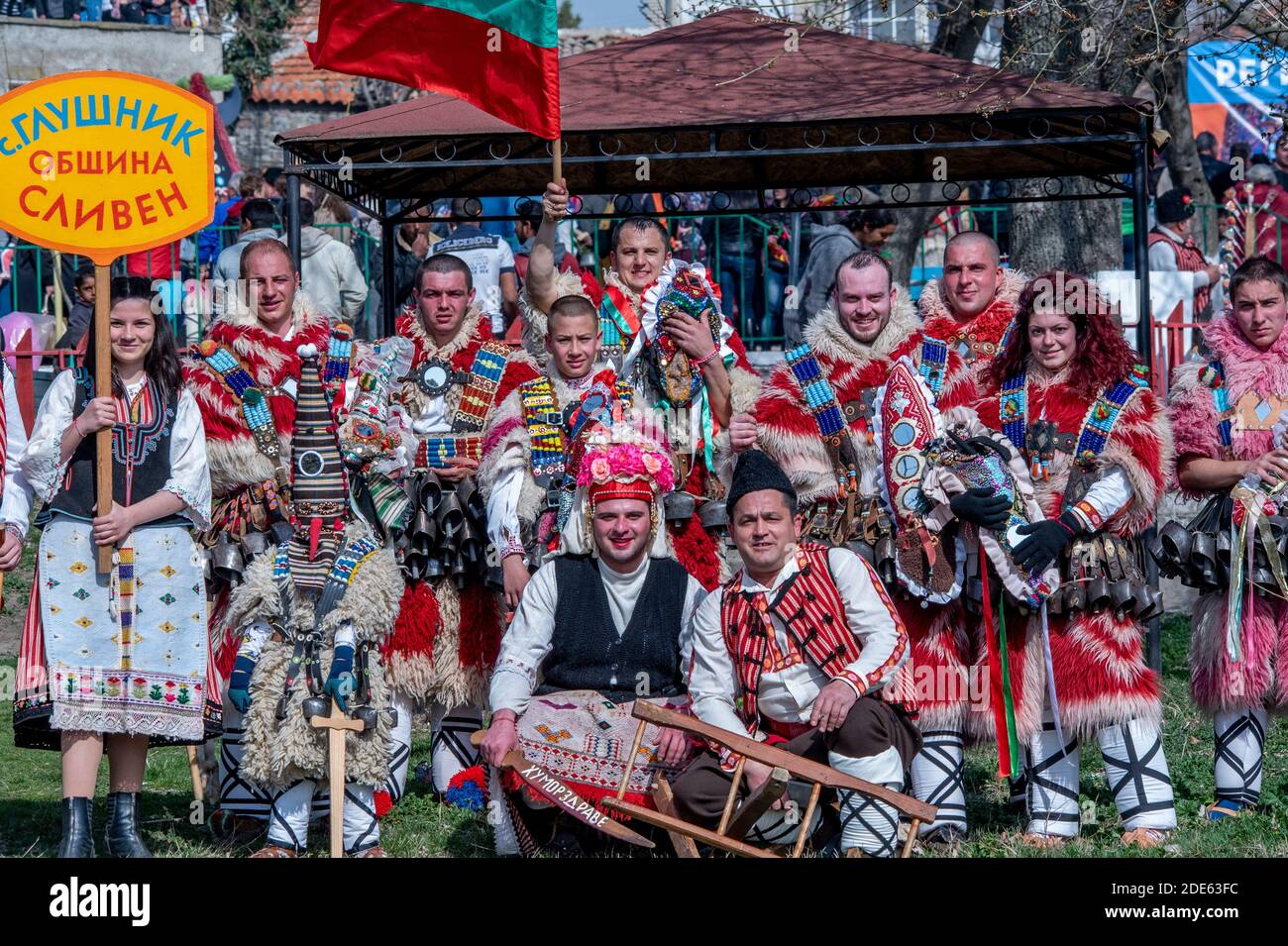 Glushnik Dorf, Sliven Region, Bulgarien - 9. März 2019: Bulgarischer Karneval mit Kuker Tänzer - alte thrakische Tradition zu verscheuchen böse Spir Stockfoto