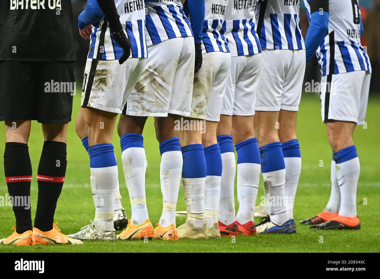 Leverkusen, Deutschland. November 2020. Fußball: Bundesliga, Bayer Leverkusen - Hertha BSC, 9. Spieltag in der BayArena. Spieler aus Berlin und ein Spieler aus Leverkusen (l) stehen während des Spiels zusammen. Quelle: Ina Fassbender/AFP Pool/dpa - WICHTIGER HINWEIS: Gemäß den Bestimmungen der DFL Deutsche Fußball Liga und des DFB Deutscher Fußball-Bund ist es untersagt, im Stadion und/oder aus dem Spiel aufgenommene Aufnahmen in Form von Sequenzbildern und/oder videoähnlichen Fotoserien zu nutzen oder auszunutzen./dpa/Alamy Live News Stockfoto