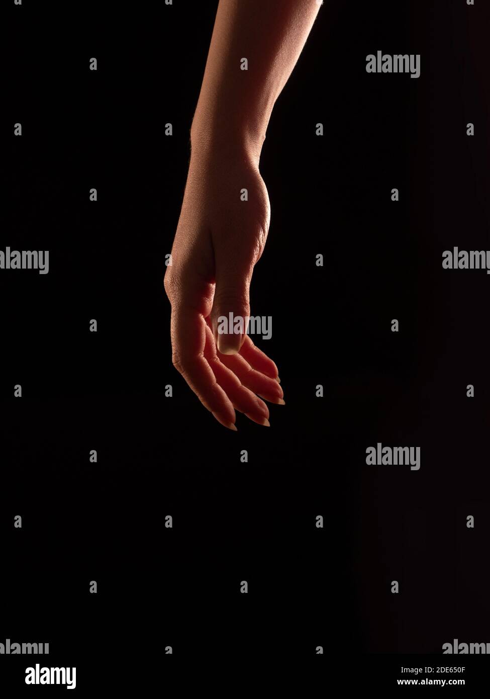 Schöne Frauenhand in Rim Light - entspannt Stockfoto