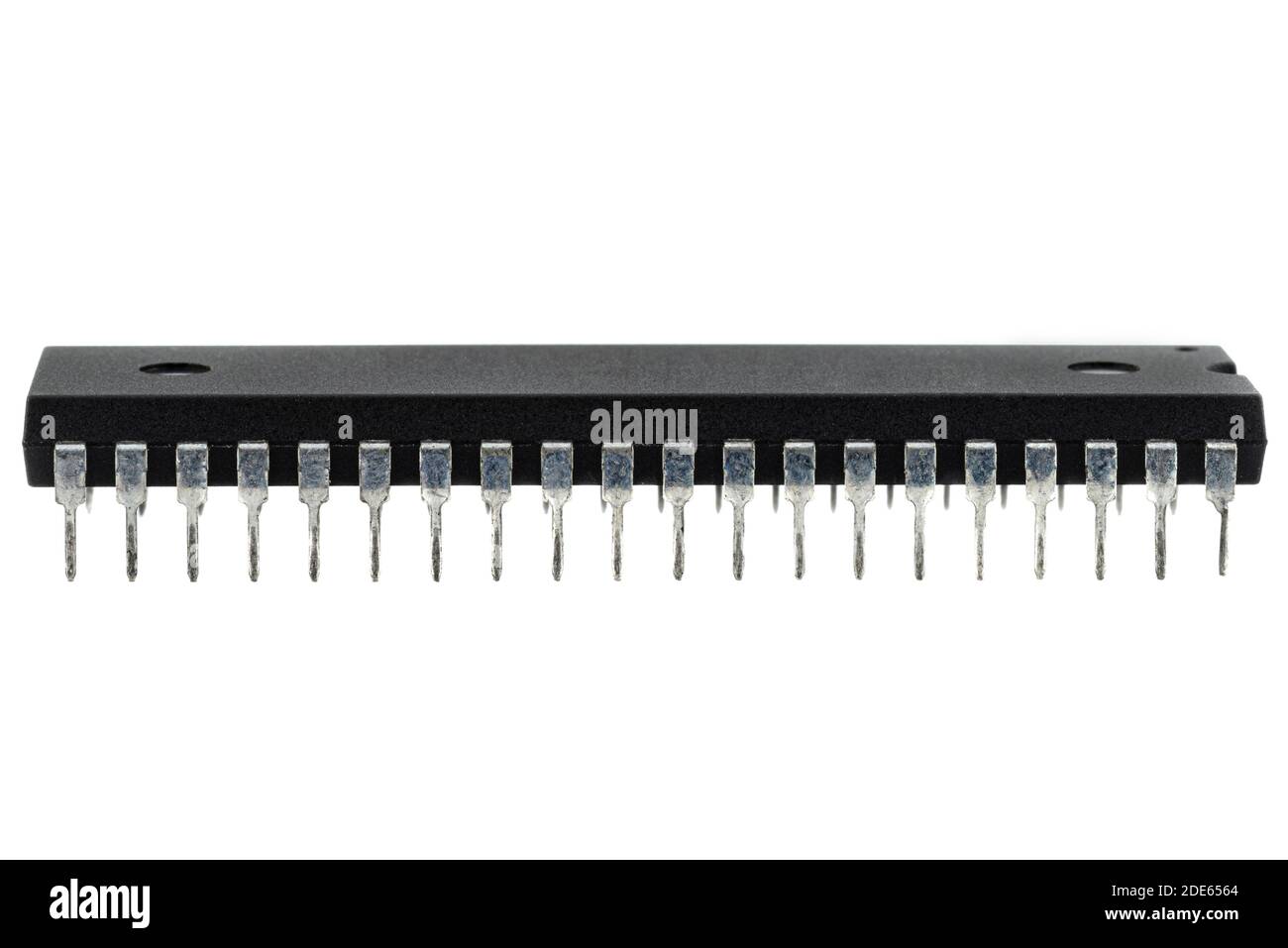 Eine Makroaufnahme eines DIP 40 Pin Computer Mikrochips, isoliert auf weißem Hintergrund. Stockfoto