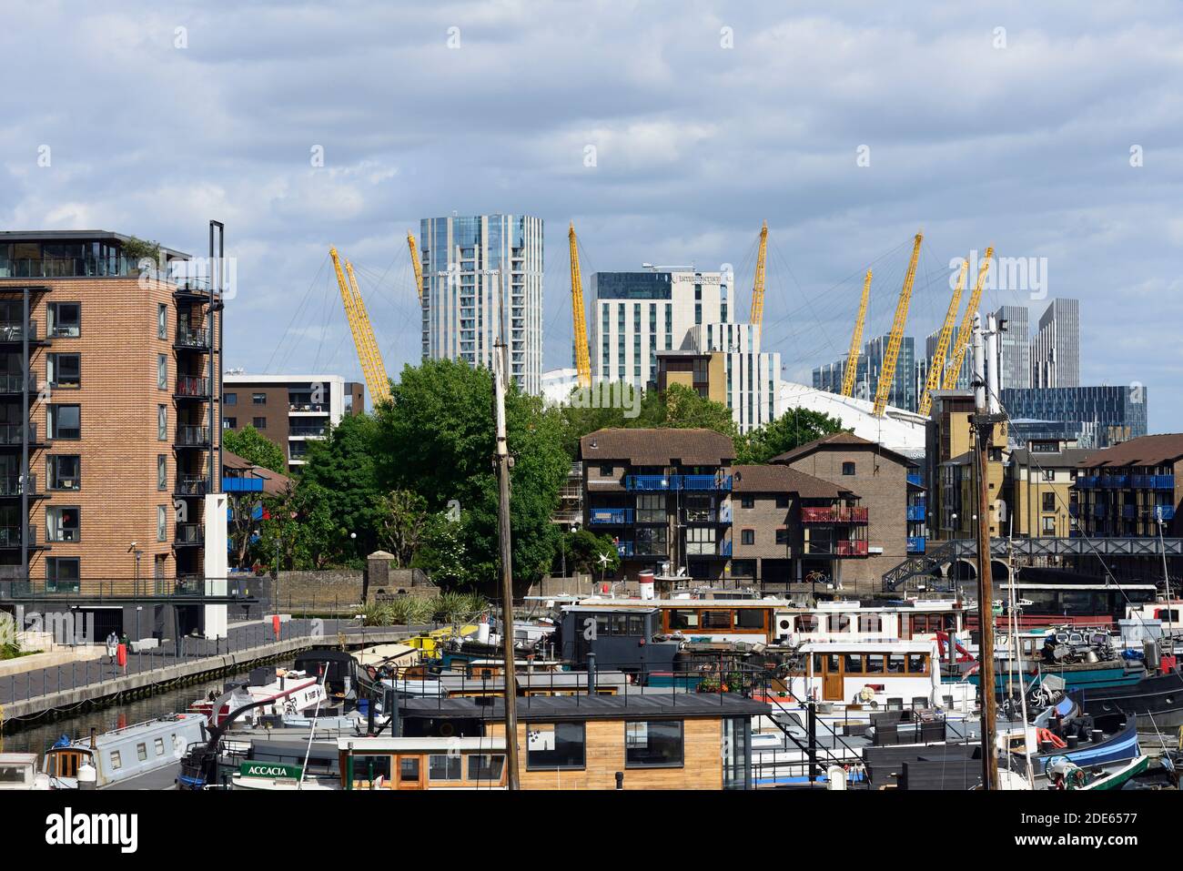 Barges mit Ankerplatz im Blackwall Basin und der O2 Arena, Canary Wharf Estate, East London, Großbritannien Stockfoto