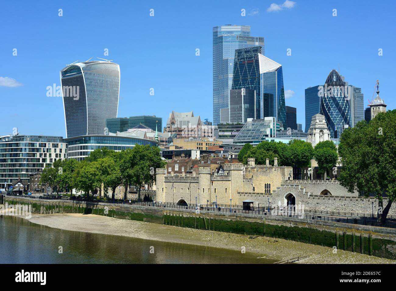 Themse bei Ebbe, City Skyline und Tower of London, London, Großbritannien Stockfoto
