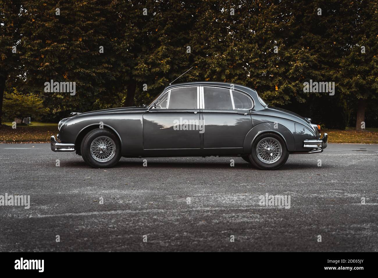 Seitenansicht eines Jaguar Oldtimer Autos auf der Straße Stockfoto