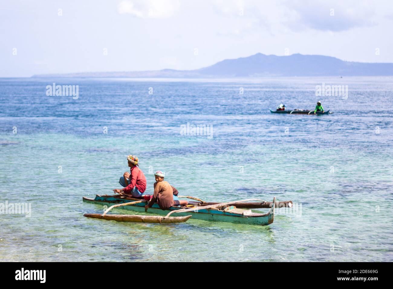 Einheimische Tausug-Fischer auf dem Meer in Sulu, Philippinen Stockfoto