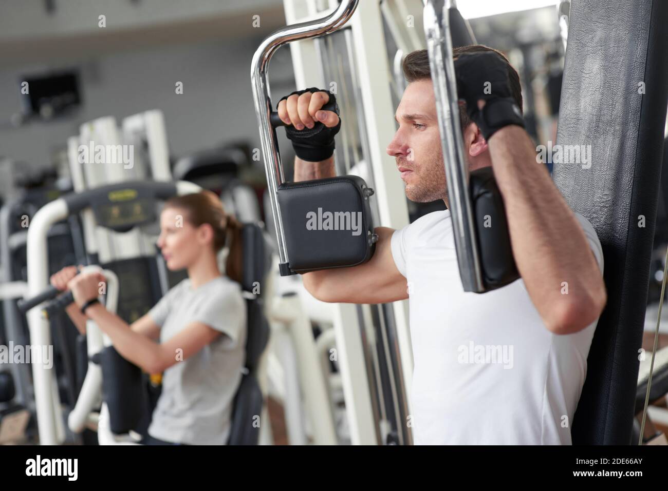 Athletic Gym Trainer tun Brust drücken Übung. Stockfoto