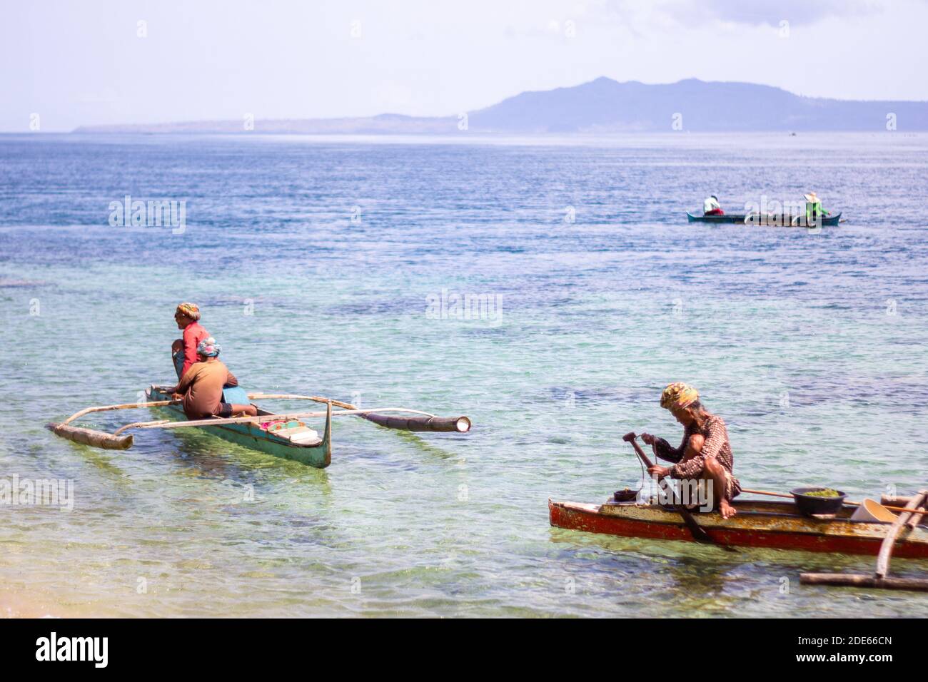 Einheimische Tausug-Fischer auf dem Meer in Sulu, Philippinen Stockfoto