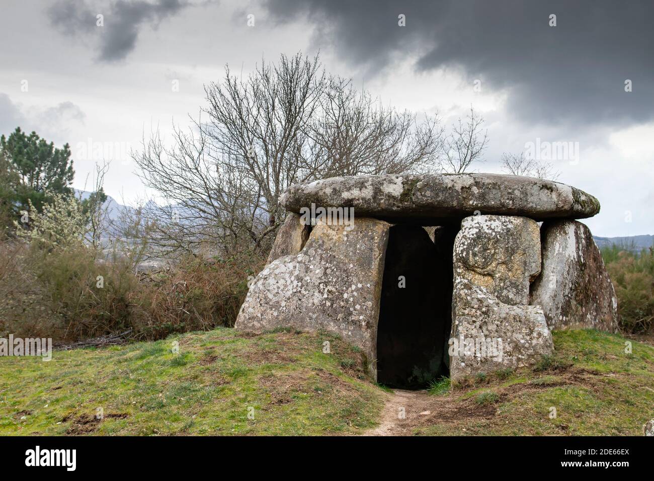 A Casiña da Moura, megalithische Dolmen von Maus de Salas, Muiños, Grabdenkmäler in der Provinz Ourense, Galizien, Spanien Stockfoto