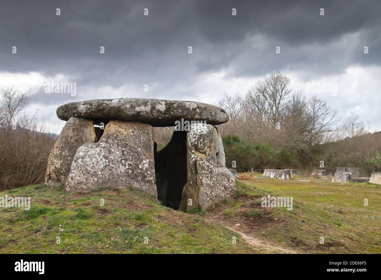 A Casiña da Moura, megalithische Dolmen von Maus de Salas, Muiños, Grabdenkmäler in der Provinz Ourense, Galizien, Spanien Stockfoto