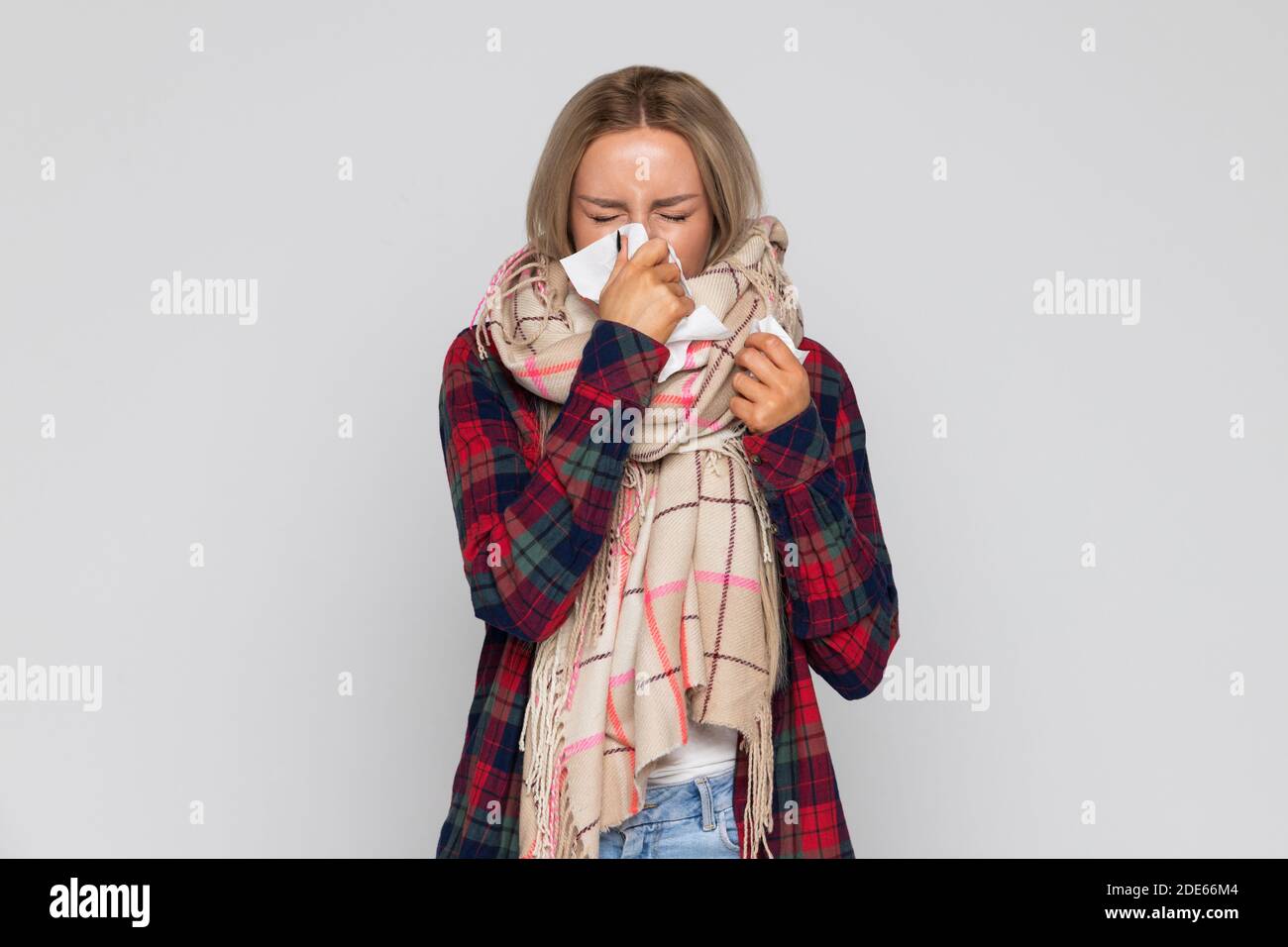 Verärgert kranke Frau niesen oder mit Serviette zu wischen nicht von ihrer Nase. Kranke Frau hat Grippe. Rhinitis, kalte Jahreszeit, Krankheit Stockfoto