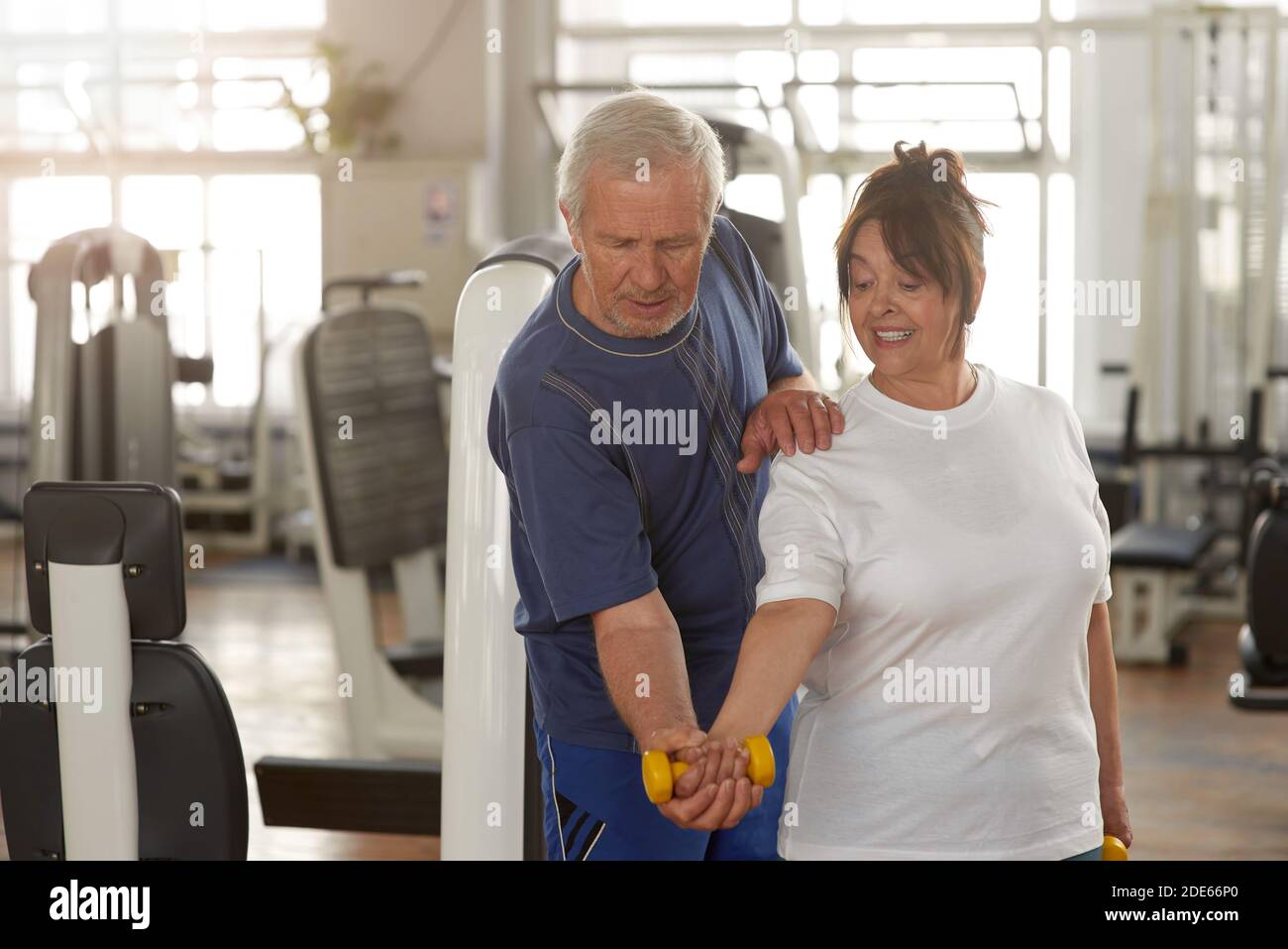 Ältere Frau beim Hanteln im Fitnessstudio Stockfoto