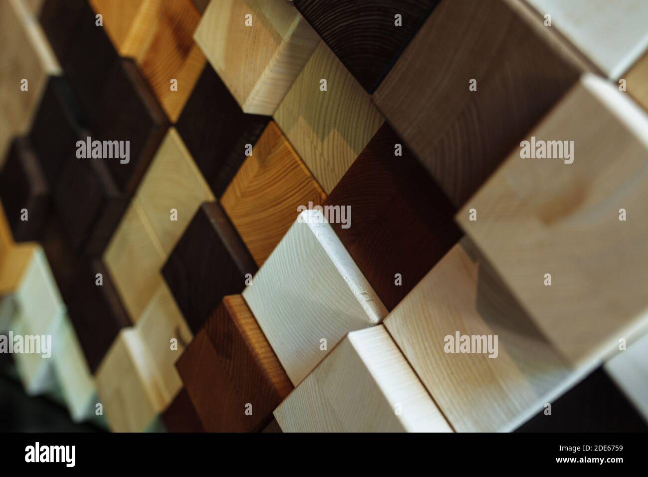 Verschiedene Textur und Farbe des Holzes, quadratisch geformt Stockfoto