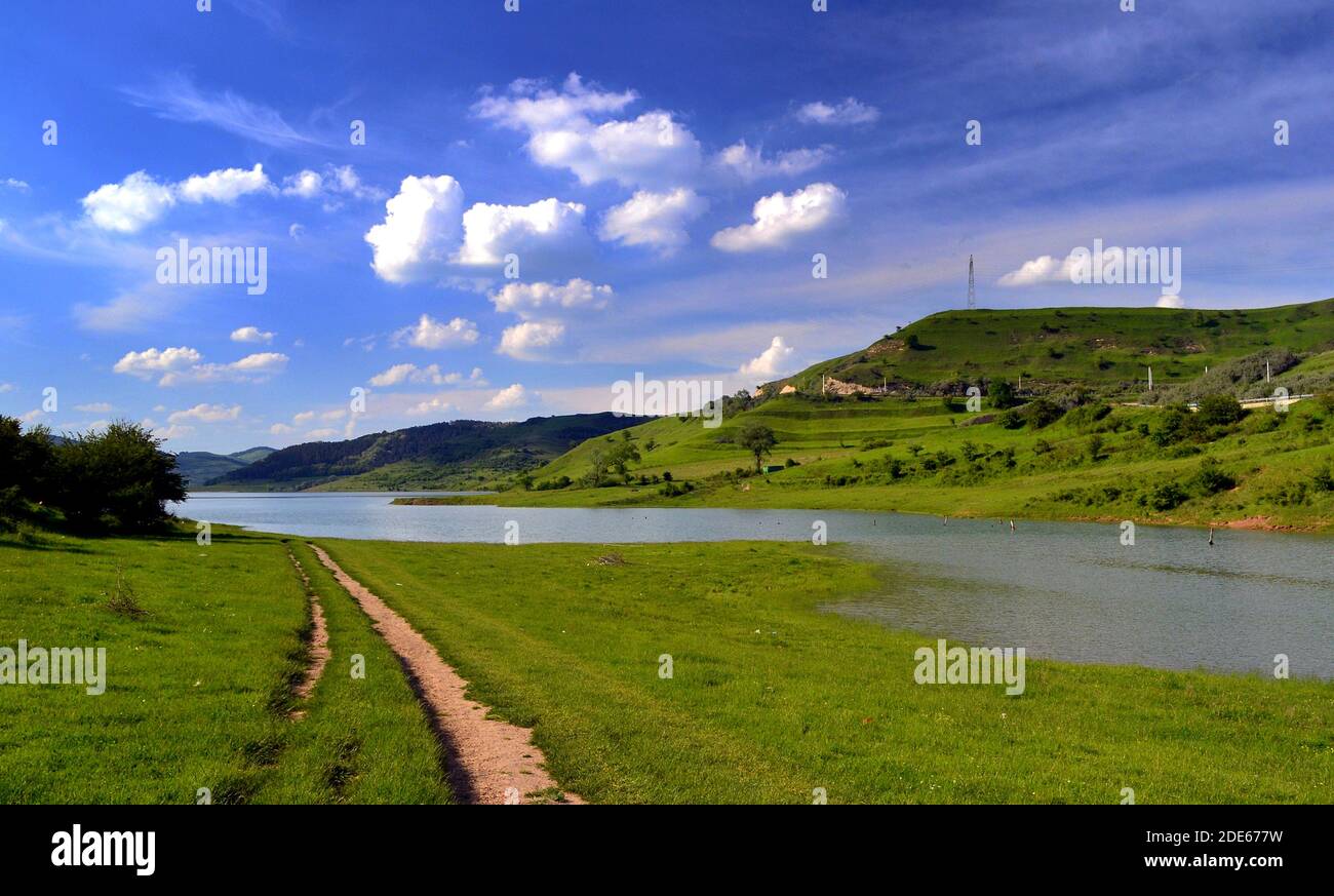 Eine wunderschöne Straße zum See Stockfoto