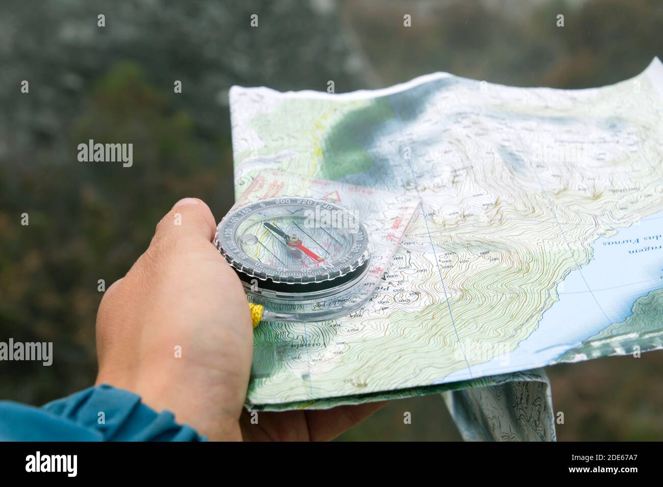 Explorer Orientierungslauf mit Kompass und topografischer Karte Stockfoto