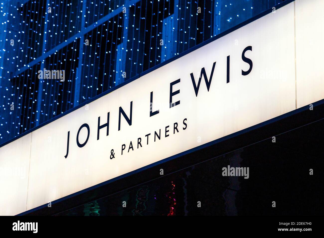 28. November 2020 - London, Großbritannien, Festliche Weihnachtsbeleuchtung an der Fassade des Kaufhauses John Lewis am Black Friday Weekend während der Coronavirus-Sperre Stockfoto