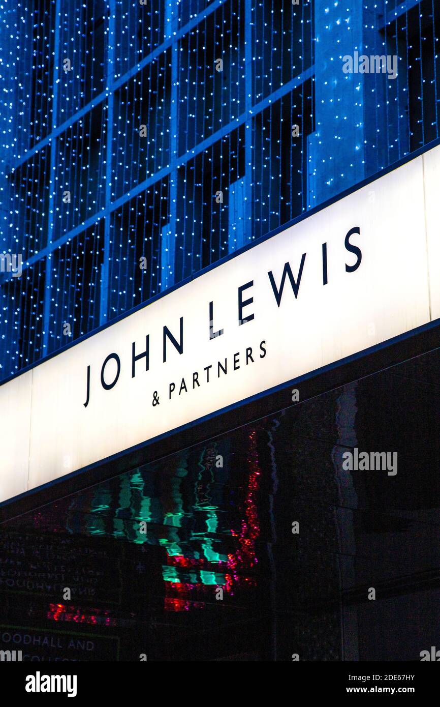 28. November 2020 - London, Großbritannien, Festliche Weihnachtsbeleuchtung an der Fassade des Kaufhauses John Lewis am Black Friday Weekend während der Coronavirus-Sperre Stockfoto