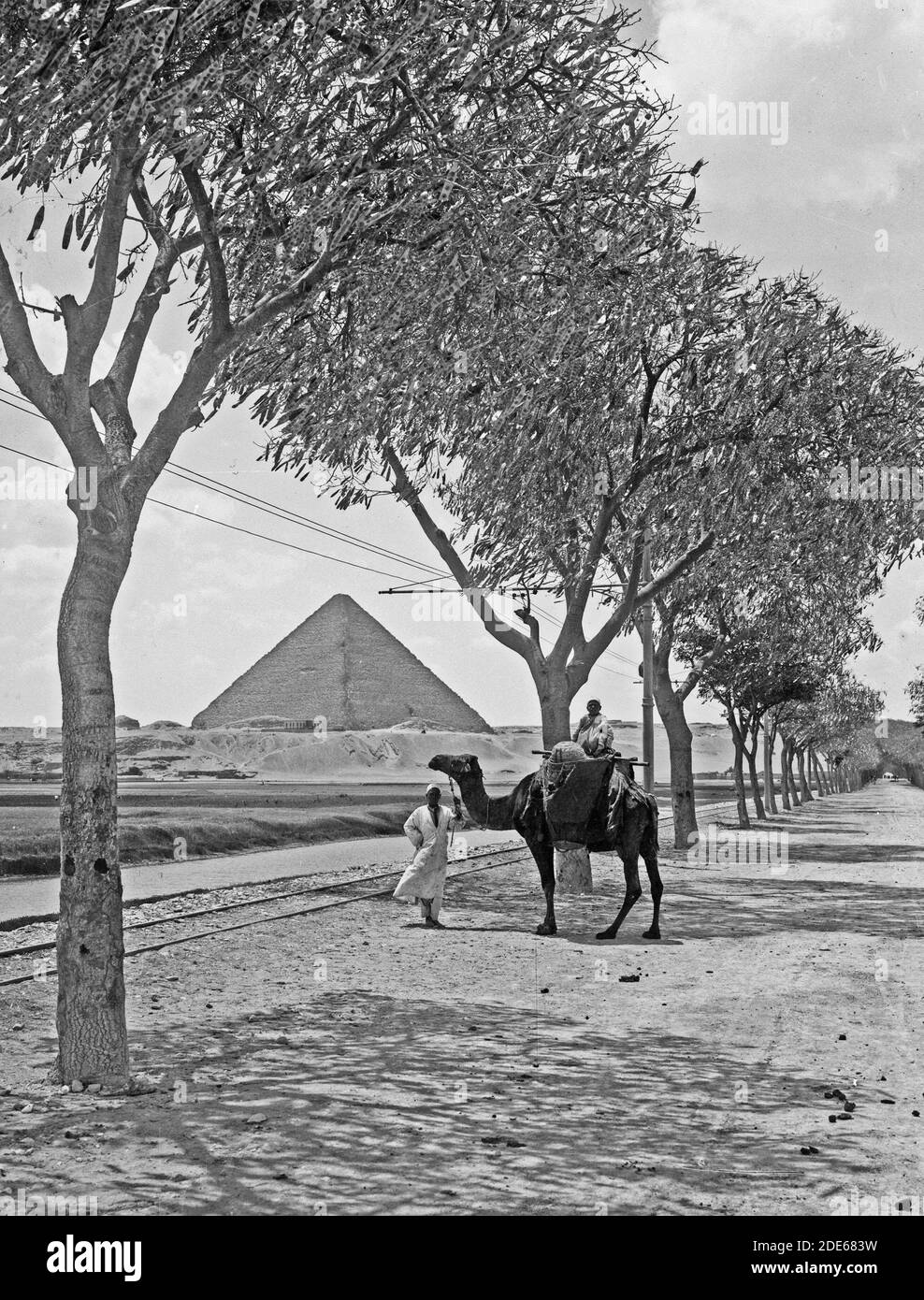 Geschichte des Nahen Ostens - Ägyptische Ansichten; die Pyramiden von Gizeh. Die große Pyramide von Kheops [d.h. Cheops] von der Straße Stockfoto
