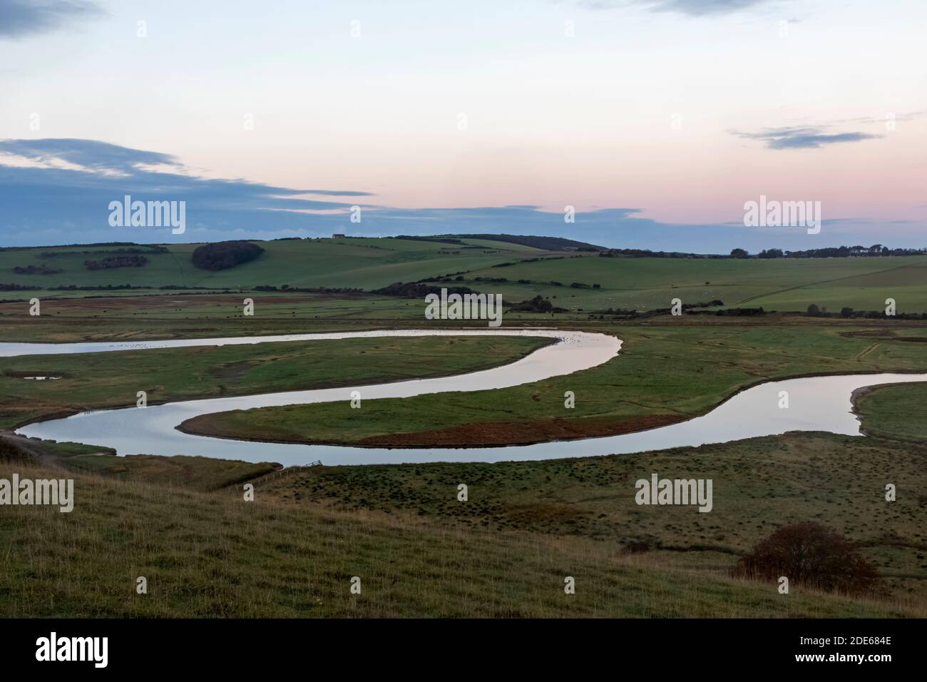 England, East Sussex, Eastbourne, South Downs National Park, Birling Gap, der Cuckmere River bei Sonnenuntergang Stockfoto