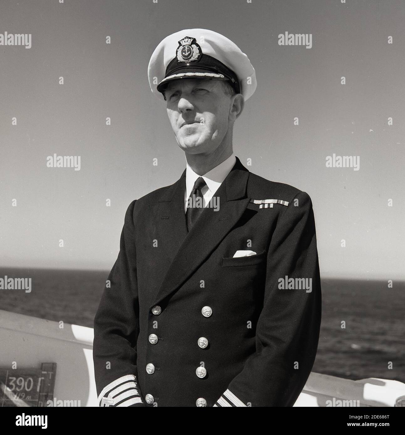 1950er Jahre, historisches Porträt eines Dampfschiffes der Union-Castle, der draußen auf dem Deck seines Schiffes steht, während er auf See ist. Stockfoto