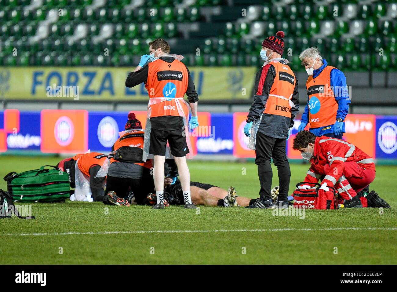 Monigo Stadion, Treviso, Italien, 29 Nov 2020, Lloyd Fairbrother (Drachen) Verletzung während Benetton Treviso gegen Dragons Rugby, Rugby Guinness Pro 14 Spiel - Foto Ettore Griffoni / LM Stockfoto