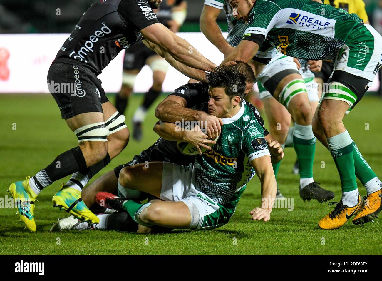 Treviso, Italien. November 2020. Treviso, Italien, Monigo Stadion, 29 Nov 2020, Joaquin Riera (Benetton Treviso) von Jamie Roberts (Dragons) während Benetton Treviso gegen Dragons Rugby - Rugby Guinness Pro 14 Spiel - Credit: LM/Ettore Griffoni Credit: Ettore Griffoni/LPS/ZUMA Wire/Alamy Live News Stockfoto