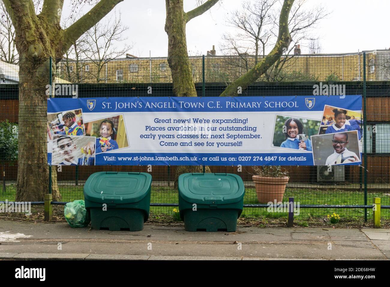 Ein Banner für St. John's Angell Town C.E. Grundschule in Brixton. Stockfoto