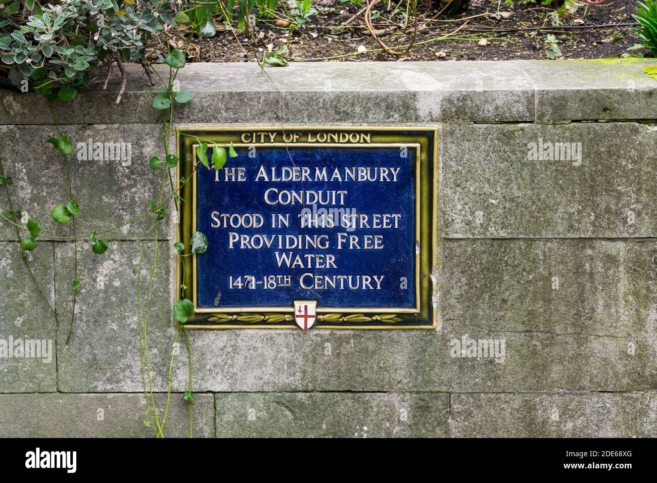 Eine blaue Tafel in Aldermanbury dokumentiert den Standort des Aldermanbury Conduit, der die Stadt mit frischem Wasser versorgt hat. Stockfoto