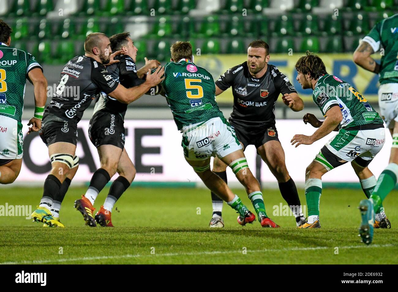 Treviso, Italien. November 2020. Treviso, Italien, Monigo-Stadion, 29. November 2020, Federico Ruzza (Benetton Treviso) in Angriff genommen von Jamie Roberts (Drachen), Sam Davies (Drachen) und Ollie Griffiths (Drachen) während Benetton Treviso vs Dragons Rugby - Rugby Guinness Pro 14 Spiel - Credit: LM/Ettore Griffoni Credit: Ettore Griffoni/LPS/ZUMA Wire/Alamy Live News Stockfoto