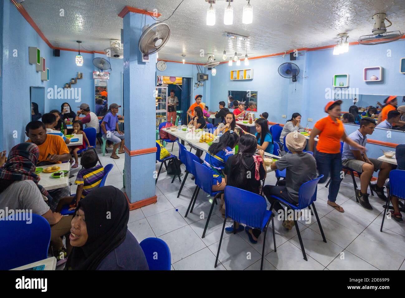 Ein überfülltes lokales Restaurant in Tawitawi, Philippinen Stockfoto