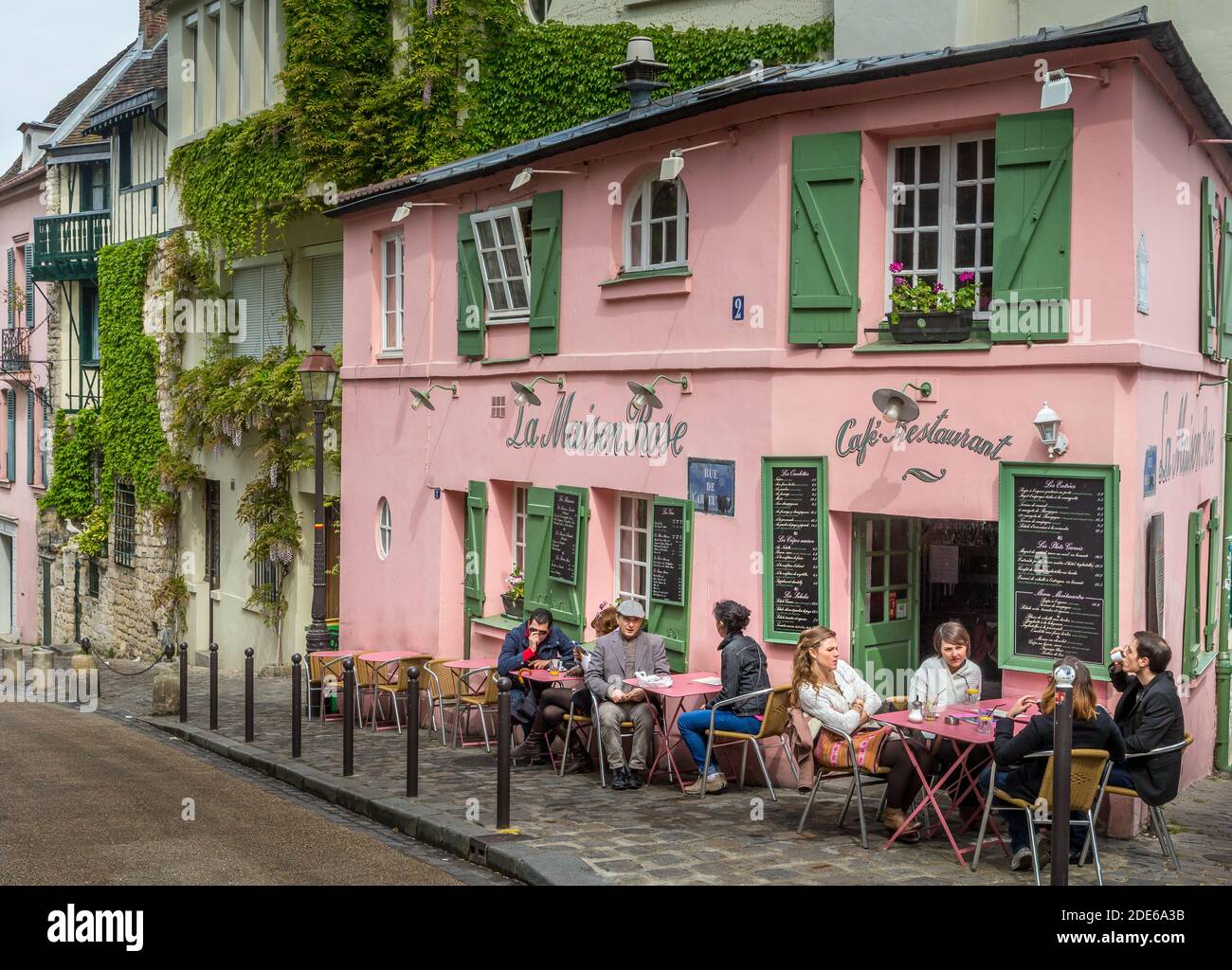 Paris, Frankreich - 21. April 2014: Café und Restaurant La Maison Rose im Montmaatre, Paris, wo die Gäste an den Tischen serviert werden. Stockfoto