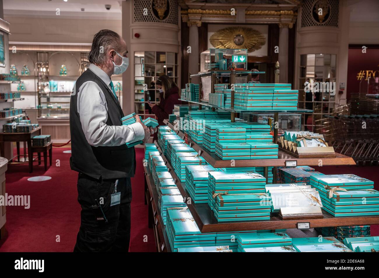 Fortnum & Mason Vorbereitungen für die festliche Jahreszeit nach Ablauf der Beschränkungen für die Coronavirus-Sperre#2, Piccadilly, London, England, Großbritannien Stockfoto Fortnum & Mason Vorbereitungen für die festliche Jahreszeit nach Ablauf der Beschränkungen für die Coronavirus-Sperre#2, Piccadilly, London, England, Großbritannien Stockfoto