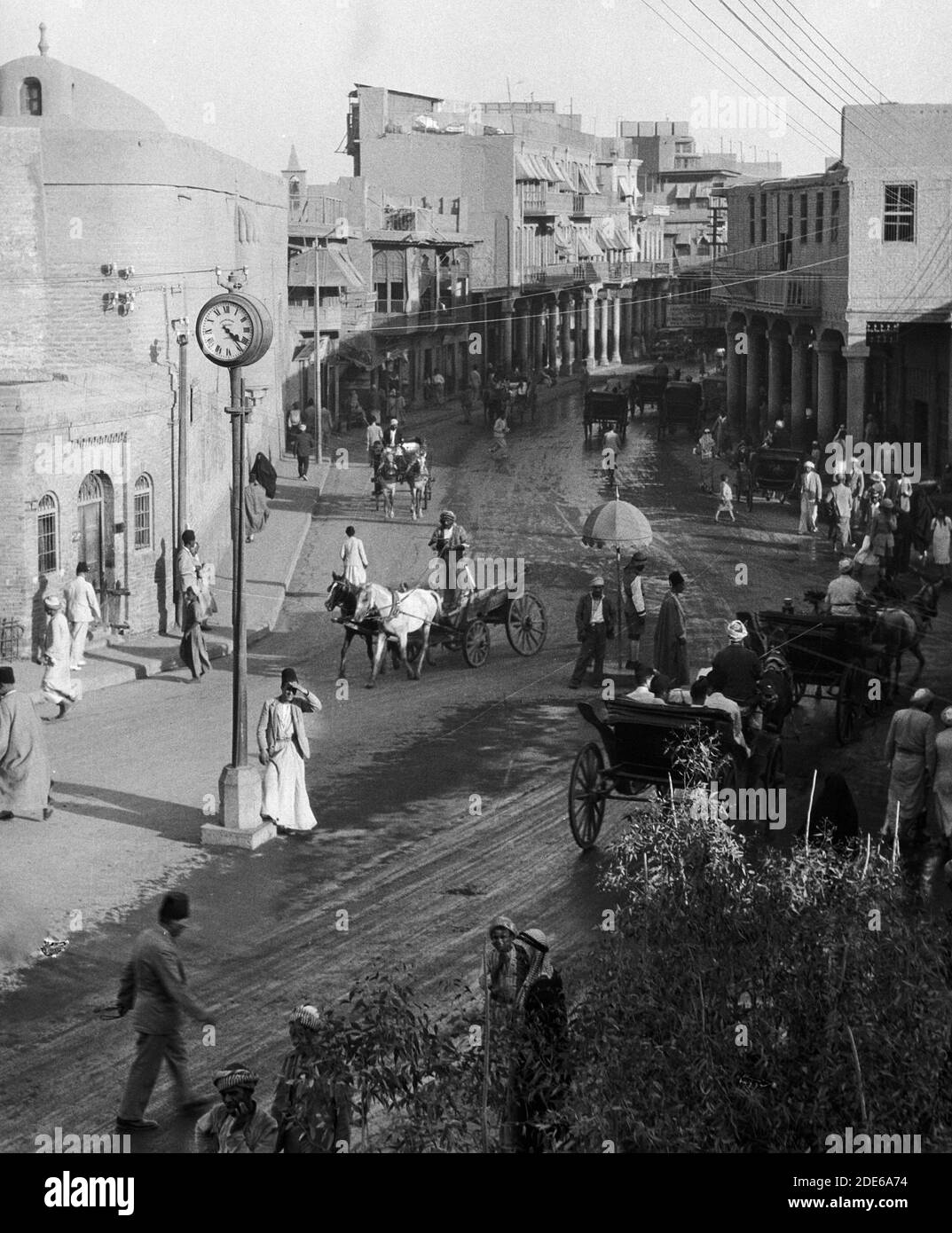 Originalunterschrift: Irak. (Mesopotamien). Bagdad. Ansicht von Straßenszenen und Typen. Neue Straße in der Nähe der Maude-Brücke - Lage: Irak--Bagdad ca. 1932 Stockfoto