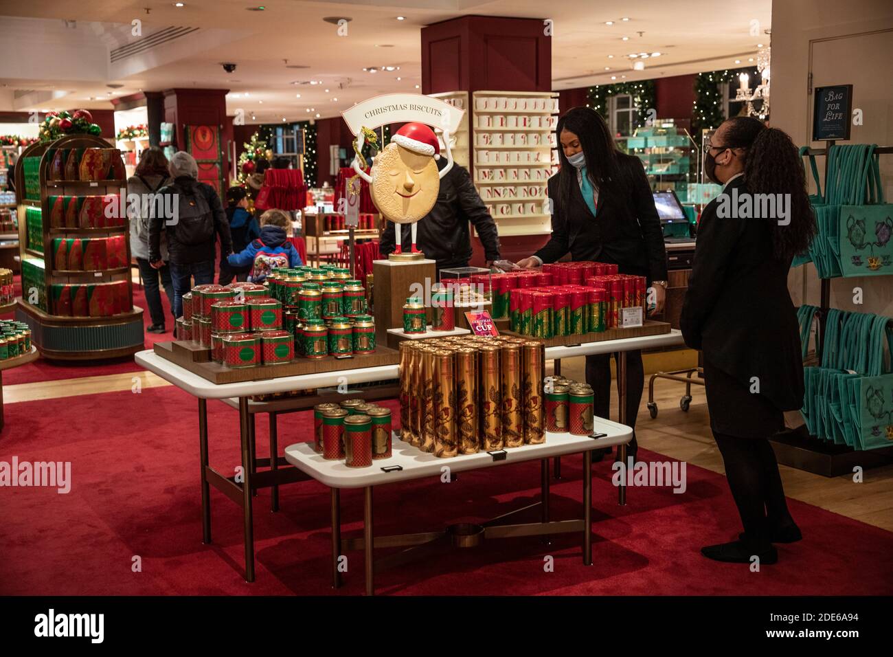 Fortnum & Mason Vorbereitungen für die festliche Jahreszeit nach Ablauf der Beschränkungen für die Coronavirus-Sperre#2, Piccadilly, London, England, Großbritannien Stockfoto Fortnum & Mason Vorbereitungen für die festliche Jahreszeit nach Ablauf der Beschränkungen für die Coronavirus-Sperre#2, Piccadilly, London, England, Großbritannien Stockfoto