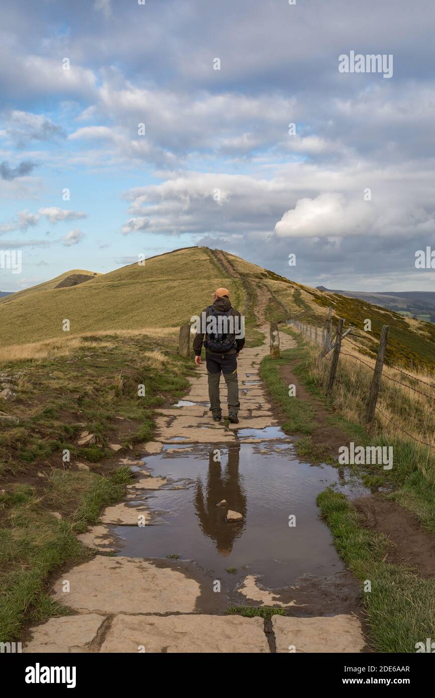 Wanderer auf dem großen Bergrücken zwischen Mam Tor und Hollins Cross, Nationalpark Peak District, Derbyshire, Großbritannien Stockfoto