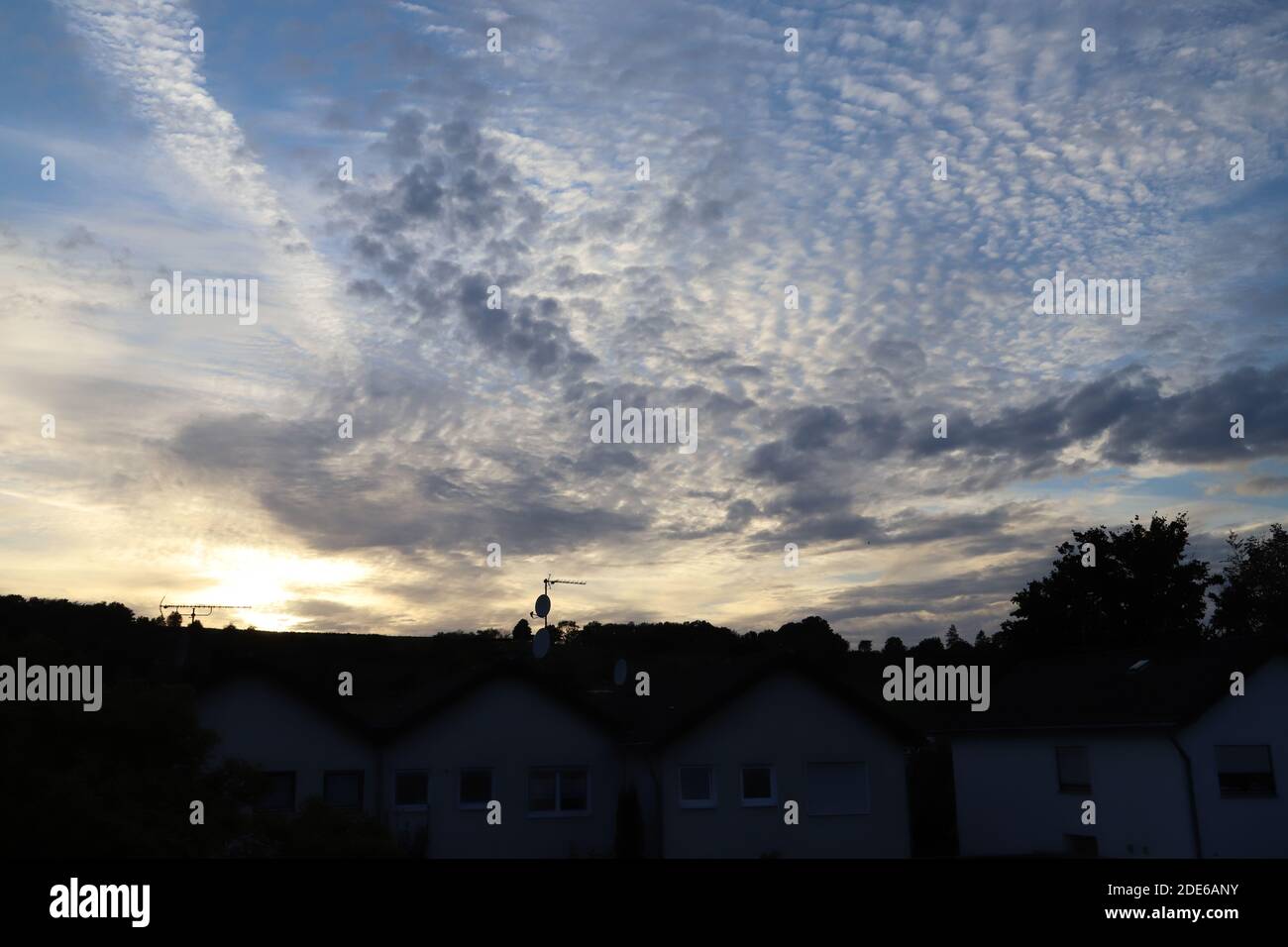 Wolken vor Sonnenuntergang Stockfoto
