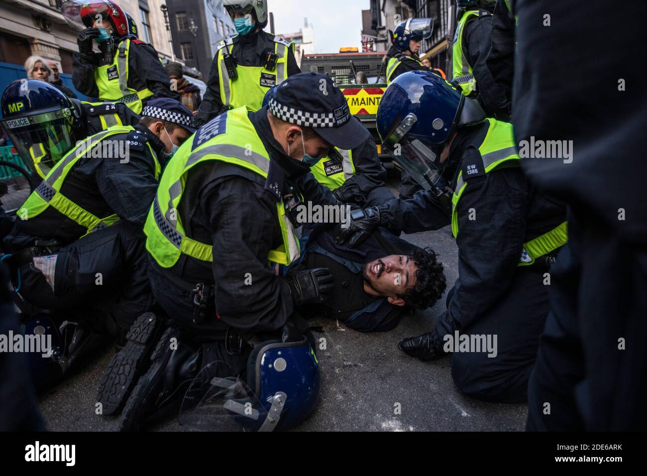 Riot Police verhaftete über 150 Demonstranten in der Oxford Street während Anti-Lockdown-Demonstrationen in der Hauptstadt London, England, Großbritannien Stockfoto
