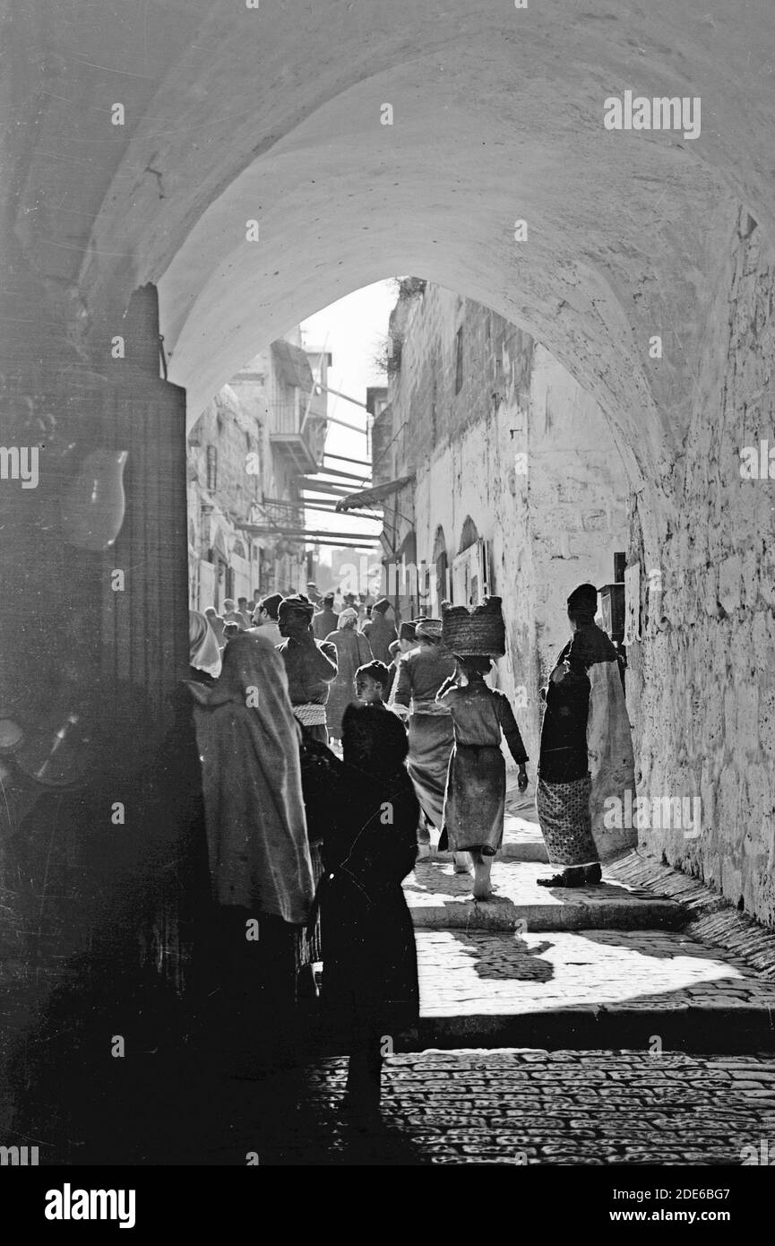 Jerusalem (El-Kouds) Annäherung an die Stadt. Menschenmassen auf der David Street ca. 1900 Stockfoto