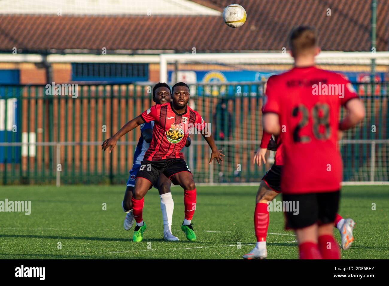 Bridgend, Wales, Großbritannien. November 2020. Christoph Aziamale von Cefn Druids im Einsatz gegen Ismail Yakubu von Penybont. Penybont / Cefn Druids in Bryntir Stockfoto