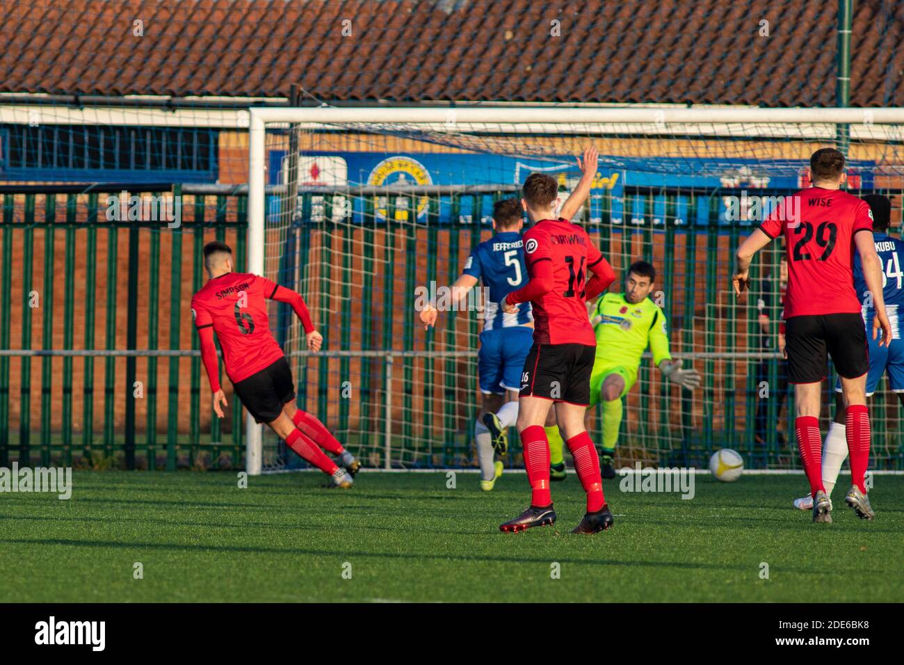 Bridgend, Wales, Großbritannien. November 2020. Aaron Simpson von Cefn Druids mit einer nahen Chance von Penybont Torwart Ashley Morris Penybont gegen Cefn Drui gerettet Stockfoto