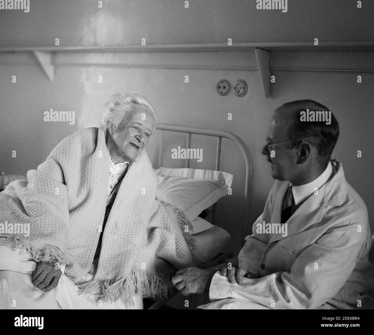 Geschichte Des Nahen Ostens - Scots Mission Hospital Tiberias. Eine Patientin Frau Ford & Dr. Torrance (im Bett ungültig) Stockfoto