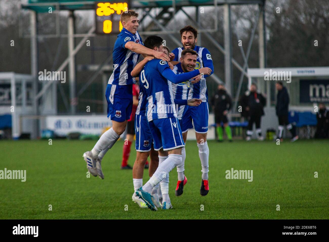 Bridgend, Wales, Großbritannien. November 2020. Ben Ahmun von Penybont feiert Scoring seiner Seiten Eröffnungstreffer gegen Cefn Druids. Penybont / Cefn Druids bei B Stockfoto