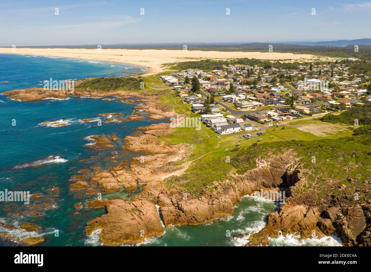 Luftaufnahme der Stockton Sanddünen und des blauen Wassers Der Tasmanischen See bei Birubi Point bei Port Stephens Im regionalen New South Wales in Australien Stockfoto