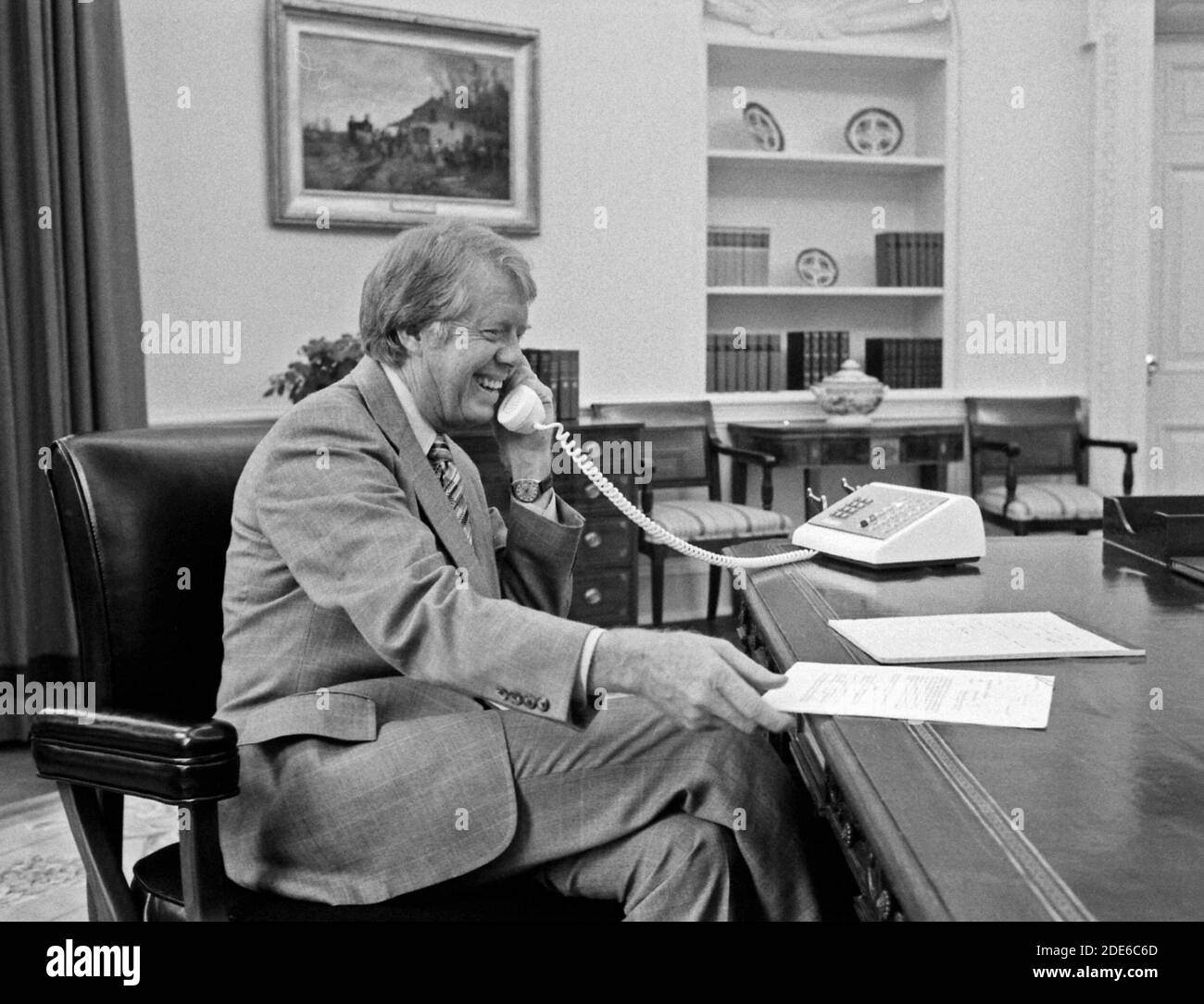 Jimmy Carter an seinem Schreibtisch im Oval Office ca. 24. August 1977 Stockfoto