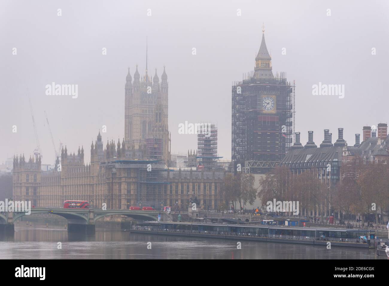 Nebliger Morgen in London. Palace of Westminster, Parlament, an einem düsteren, langweiligen Tag. Elizabeth Tower, Big Ben, umhüllt von Gerüsten zur Renovierung Stockfoto