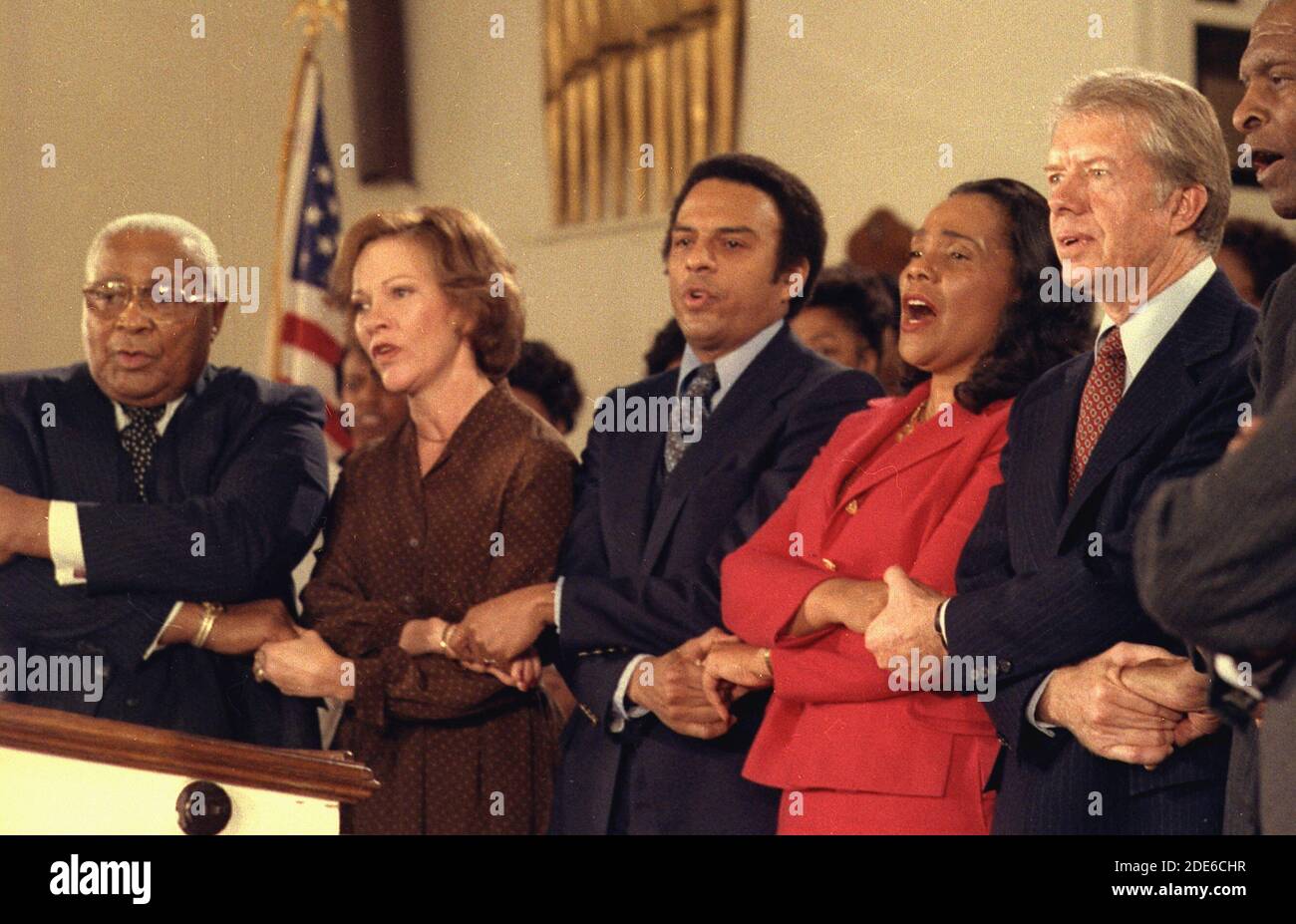 Jimmy Carter und Rosalynn Carter singen mit Martin Luther King Sr. Coretta Scott King Andrew Young und anderen Bürgerrechtler bei einem Besuch der Ebenezer Baptist Church in Atlanta Ca. 14. Januar 1979 Stockfoto