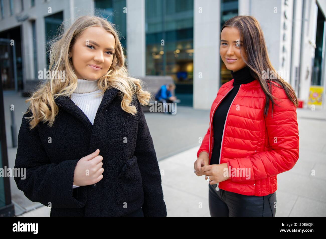 Zwei Lächelnde Schöne Weibliche Freunde In Stadt Umgebung Stockfoto