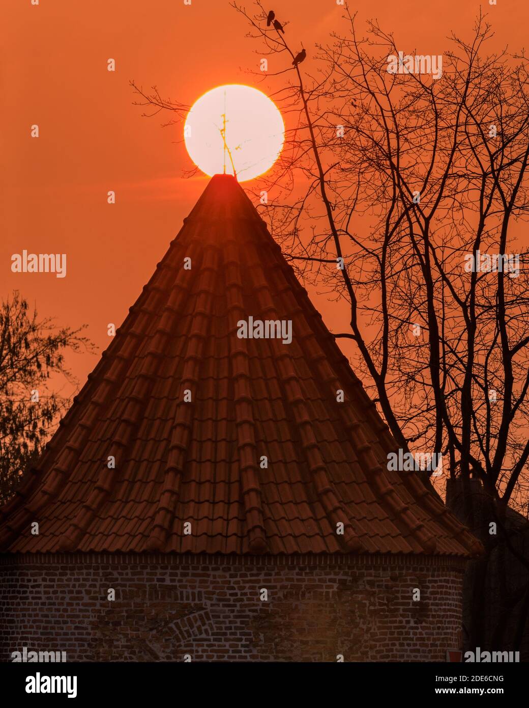 Xanten, NRW, Deutschland. November 2020. Die Sonne untergeht hinter dem mittelalterlichen Rundturm, Teil der Stadtmauer in der historischen Stadt Xanten am Rhein in Nordrhein-Westfalen, Deutschland. Kredit: Imageplotter/Alamy Live Nachrichten Stockfoto