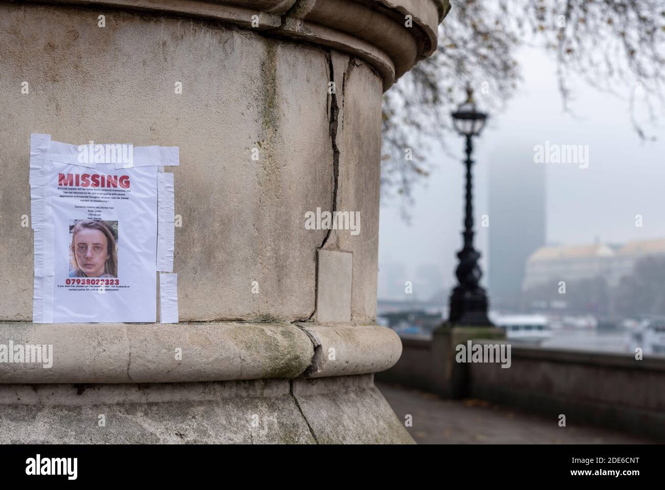 Fehlendes Plakat für eine verlorene Frau in London an einem düsteren nebligen Tag in London, Großbritannien. Person, die an Depressionen und Selbstmordgedanken leidet. Neblige Stadt Stockfoto