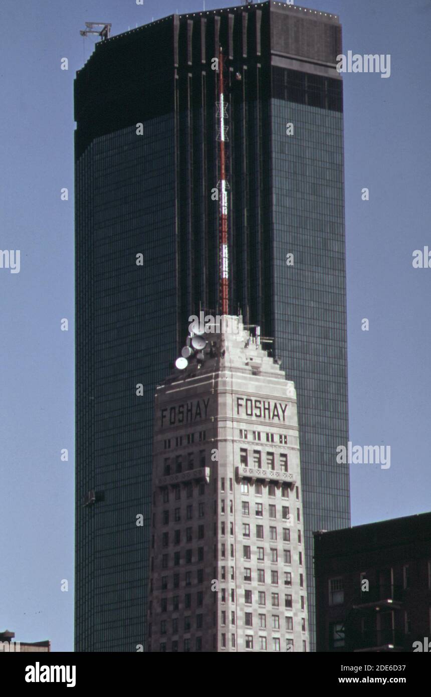 Foshay Tower; einst das höchste Gebäude in der Innenstadt von Minneapolis; wird von der neuen I.D.S. in den Schatten gestellt Zentrieren. Beide Wolkenkratzer sind in der Nähe der Nicollet Mall (in oder in der Nähe von Minneapolis) Ca. 1973 Stockfoto